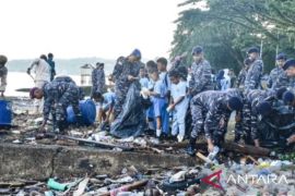 Kodaeral IX Ambon aksi bersih pantai Teluk Ambon sebagai implementasi gerakan ASRI