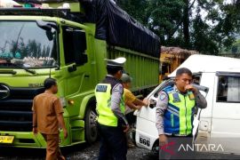 Minibus tabrakan dengan truk di Paluta, tujuh orang terluka