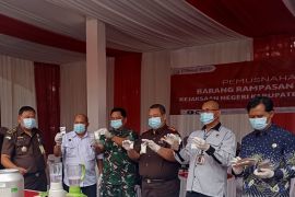 Kejari Tangerang musnahkan ribuan barang bukti dari 88 perkara