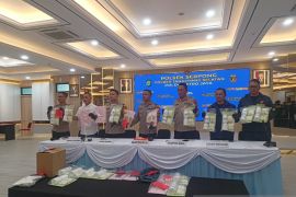 Polisi bongkar modus penyeludupan obat keras dalam botol vitamin ternak