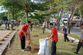 Personel Polres Banjarbaru korve bersihkan Pasar Bauntung