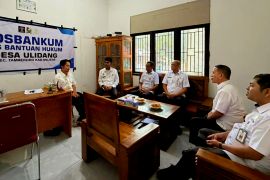 Kemenkum Sulbar tinjau Posbankum di Majene dan Polman