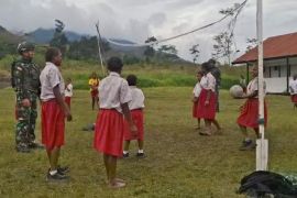 Prajurit Yonif 521 tanamkan disiplin ke pelajar SDN Kurima