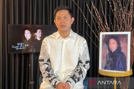 Cakra Khan dan Chrisye duet di lagu "Ketika Tangan dan Kaki Berkata"