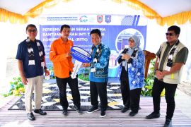 20 Petugas kebersihan HSS terima rumah program RITK