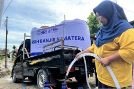 BRI Region 3 Padang salurkan bantuan air bersih bagi korban kekeringan pascabanjir di Padang