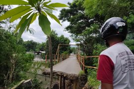 Jembatan Bailey di Ponorogo runtuh akibatkan akses antardesa terputus