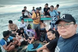 Kapal 'Baitani' evakuasi puluhan warga jatuh ke laut saat dek kapal patah