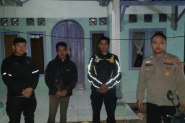 Tim SAR mengevakuasi warga tersesat di Hutan Legok Demplon Garut