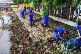 Satpolairud Banjarmasin bersih-bersih Sungai Basirih cegah banjir