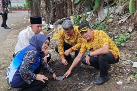 Pemkot Jakbar bikin biopori untuk atasi sampah di Kedoya Utara