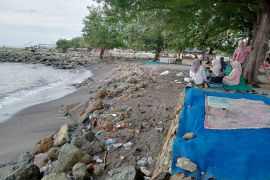 Cuaca ekstrem, Pantai Loang Baloq Mataram dipasangi tanggul batu