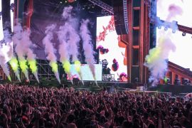 Penggunaan earplugs saat menonton konser efektif bantu cegah risiko demensia