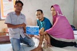 PT Timah bantu biaya pengobatan warga Bangka Selatan