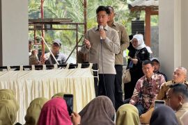 Gibran datangi posko pengungsi Ponpes Al-Adalah, tegaskan relokasi