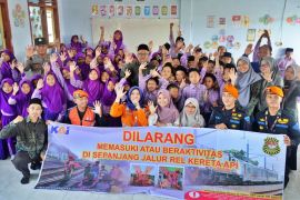 Daop 7 Madiun edukasi pelajar soal keselamatan di jalur kereta