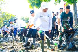 Khofifah pimpin aksi kurve sampah di Pantai Tambak Wedi Surabaya