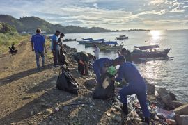 Polairud bersama warga pesisir Bone Bolango  lakukan operasi sampah di pantai Desa Botubarani
