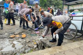 Polres Serang tertibkan parkir dan pembersihan sampah di Pasar Ciruas