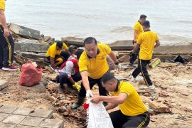 Aksi bersih sampah di Pantai Laut Nek Aji Toboali