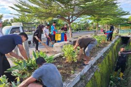 BKKBN Maluku Utara bersihkan drainase  dan tanam pohon laksanakan gerakan ASRI