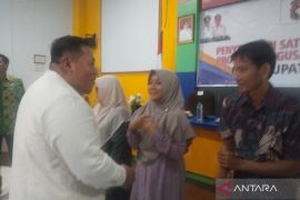 Pemkab Mukomuko serahkan bantuan laptop bagi ratusan guru