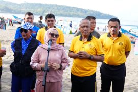 Jangan buang puntung rokok sembarangan di Pantai Pangandaran