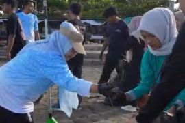 BKKBN Sumbar bersihkan Pantai Padang dukung Gerakan ASRI