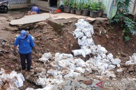 Jaktim perbaiki turap yang longsor di Cipinang Besar Selatan