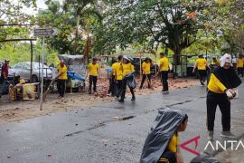 Ratusan personel Polres Bangka menggelar aksi sosial bersih Pantai Matras