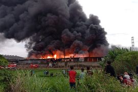 Damkar Bandung mengerahkan 19 mobil atasi kebakaran pabrik plastik