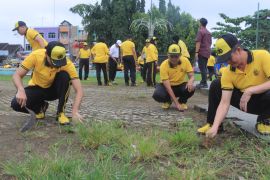 Puluhan personel Polres Metro lakukan aksi bersih-bersih di Samber Park