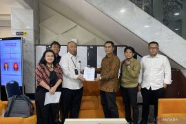 Sebanyak 21 guru besar-praktisi hukum melaporkan Adies Kadir ke MKMK