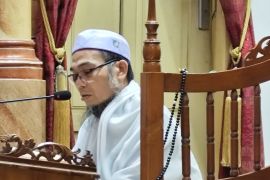 Kaum Muslim diingatkan jangan sentuh Al Qur'an kecuali suci