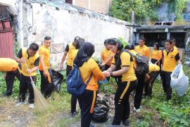Realisasi program ASRI, Polres Simalungun bersih-bersih wisata Parapat
