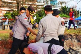 TNI dan Polri bersihkan objek wisata Pantai Piwang Natuna