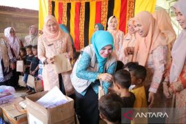 PKK Aceh Barat salurkan bantuan untuk anak-anak di lokasi bencana