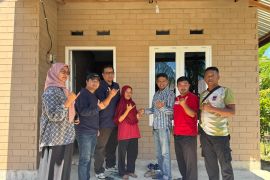 Air mata haru Lindasaat terima kuncirumah layak huni