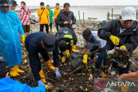 Bupati Karawang pimpin korve saat hujan di kawasan Pantai Tangkolak