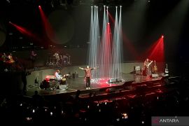 KLa Project membuka konser "LUX NOVA" lagu "Tinggal Sehari"