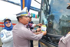 Polisi dan Dishub mengecek kelayakan angkutan umum jalur nasional Garut