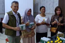 Perhutani salurkan madu dan minyak kayu putih untuk bencana Sumatera