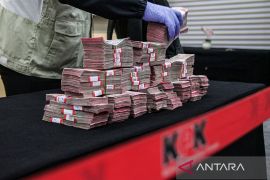 KPK menggeledah kantor dan rumdin Ketua PN Depok, sita uang 50 ribu dolar AS