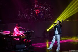 Rayakan 37 tahun berkarya, KLa Project buka Konser \'Lux Nova\' dengan lagu Tinggal Sehari