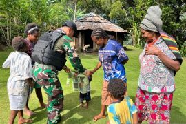 Satgas Pamtas Yonif 511 bagi pakaian baru untuk anak-anak Kanggime