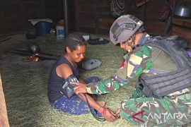 Satgas Yonif 511/DY perkuat layanan kesehatan keliling di Popome