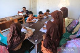 Mendikdasmen: Sekolah sebagaimana biasa, pembelajaran hibrid dibatalkan