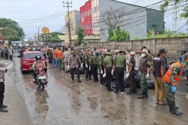 Petugas Polri dan TNI bersihkan sampah di sudut jalan di Tangerang