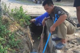 Relawan SPPG Firdaus 1 gotong royong bersihkan area