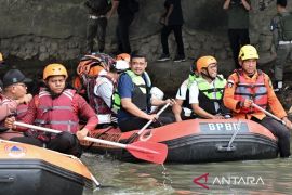 HUT ke-18 Gerindra, Bobby bersihkan sungai dan menyapa warga Aur